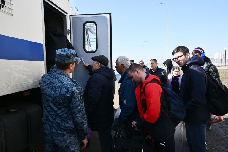 Сотрудники полиции и МЧС РФ эвакуируют местных жителей из подтопленного ЖК Дубки в Оренбурге Сотрудники полиции и МЧС РФ эвакуируют местных жителей из подтопленного ЖК Дубки в Оренбурге