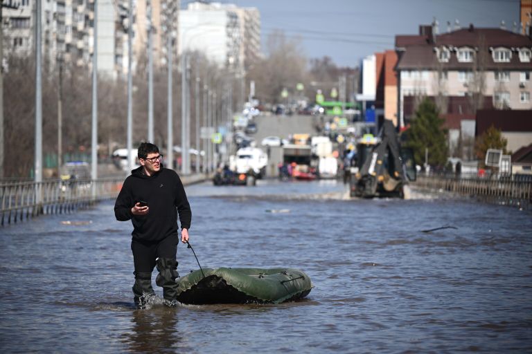 Затопленная одна из улиц в Оренбурге Затопленная одна из улиц в Оренбурге
