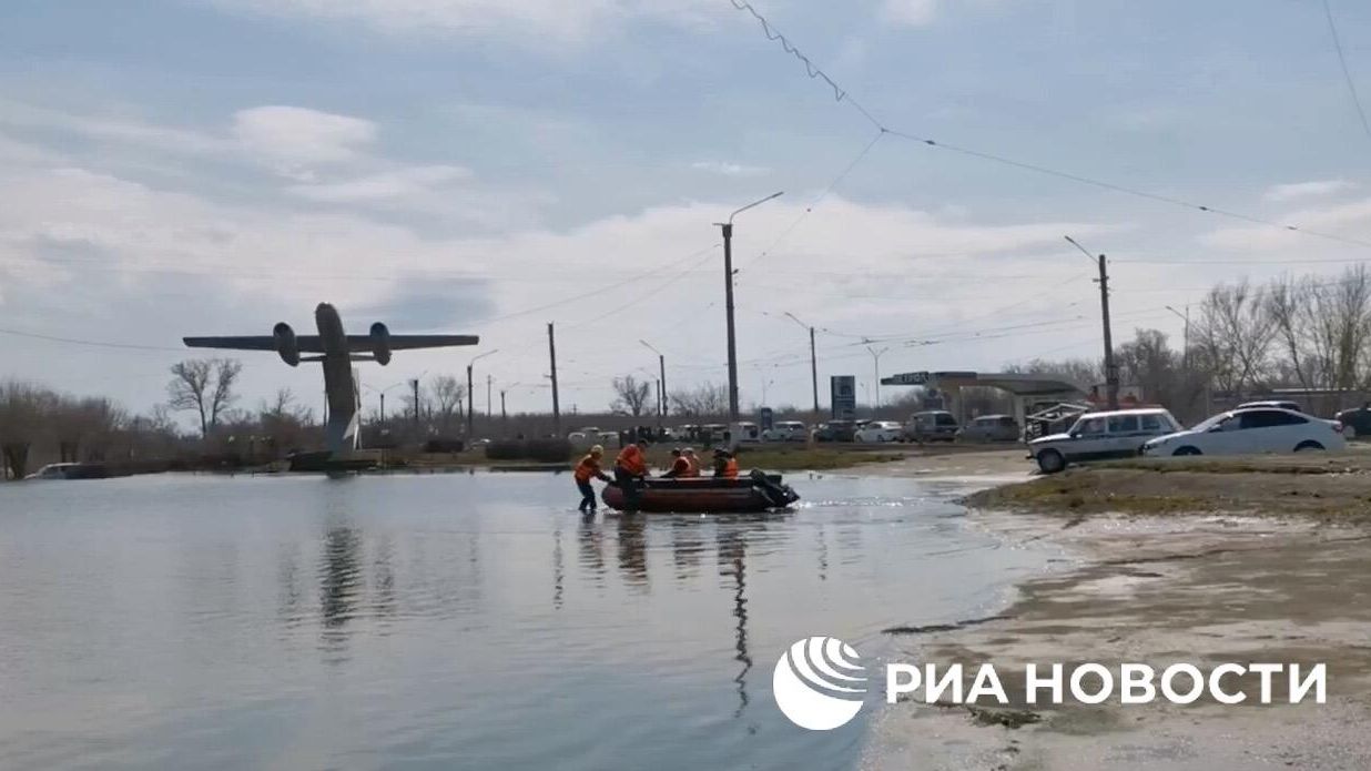 Спасатели на лодках доставляют жителей Орска к затопленным домам Спасатели на лодках доставляют жителей Орска к затопленным домам - РИА Новости, 1920, 13.04.2024