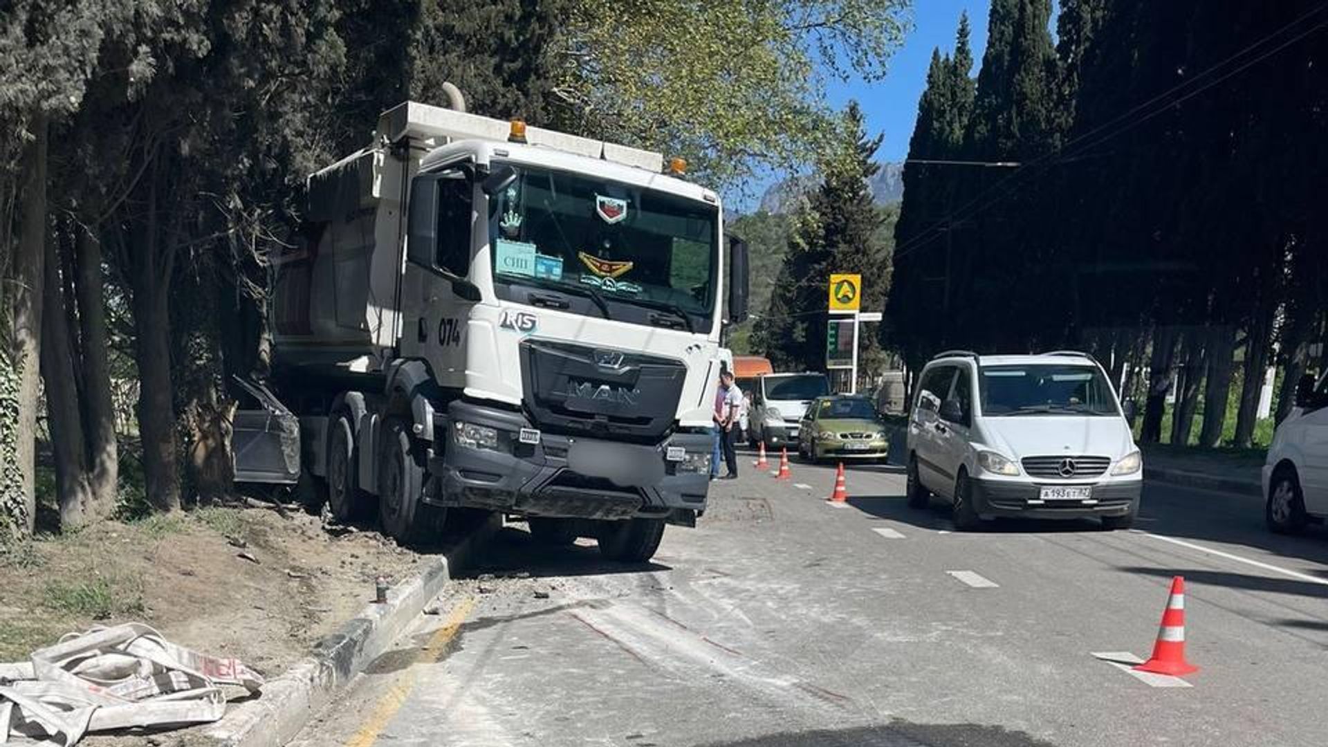 ДТП в Алуште, при котором грузовик скатился назад и раздавил легковой автомобиль ДТП в Алуште, при котором грузовик скатился назад и раздавил легковой автомобиль - РИА Новости, 1920, 14.04.2024