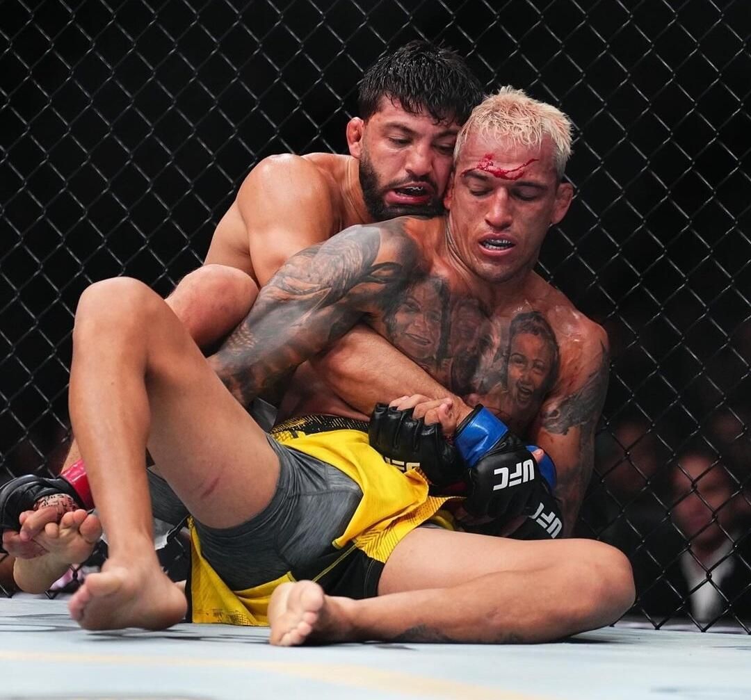Эпизод боя Царукян - Оливейра на UFC 300 Эпизод боя Царукян - Оливейра на UFC 300 - РИА Новости, 1920, 25.06.2025