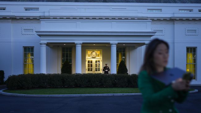Журналистка ведет репортаж от Белого дома США после того, как Презедент США Джо Байден прервал отдых в связи с ситуацией на Ближнем Востоке. 14 апреля 2024