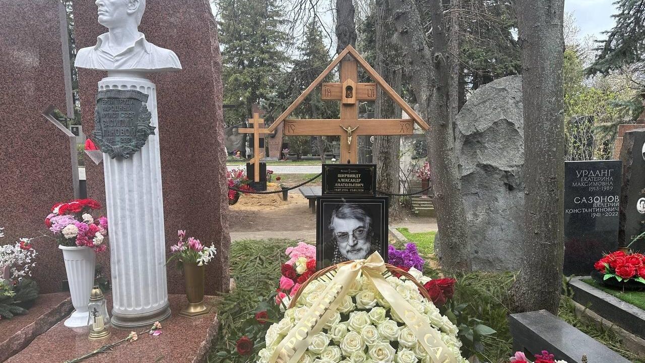 Могила Александра Ширвиндта на Новодевичьем кладбище в Москве Могила Александра Ширвиндта на Новодевичьем кладбище в Москве - РИА Новости, 1920, 14.04.2024