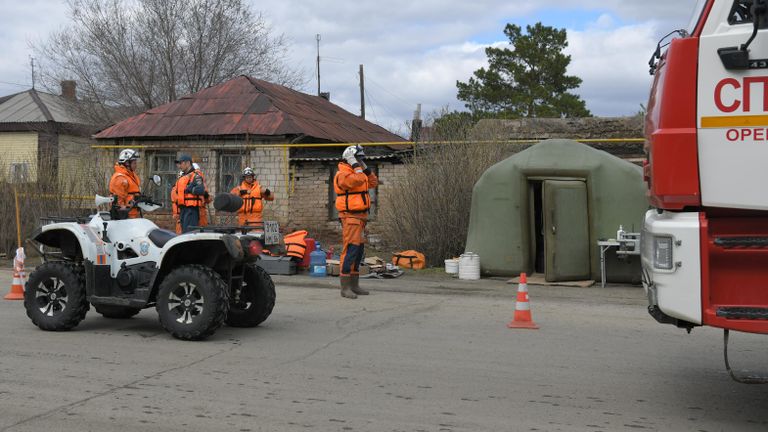 Сотрудники МЧС на улице Старого города в Орске Сотрудники МЧС на улице Старого города в Орске