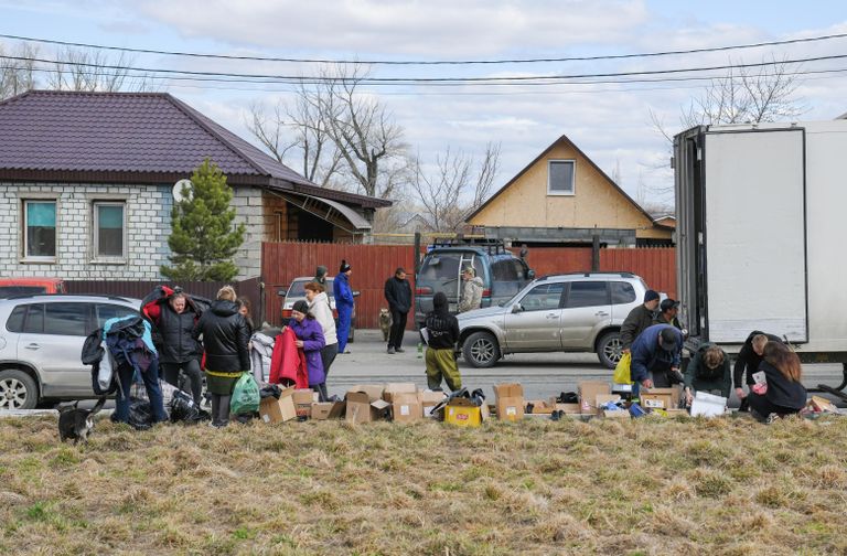 Раздача гуманитарной помощи жителям в районе Старого города в Орске Раздача гуманитарной помощи жителям в районе Старого города в Орске
