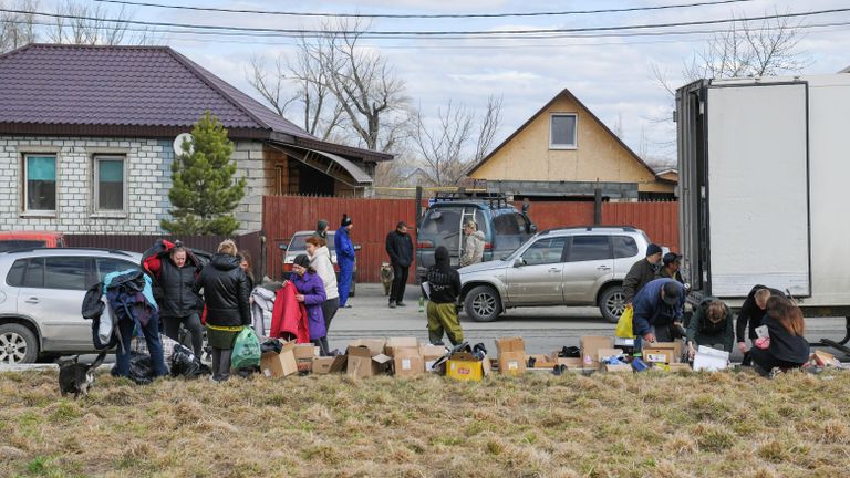 Раздача гуманитарной помощи жителям в районе Старого города в Орске Раздача гуманитарной помощи жителям в районе Старого города в Орске