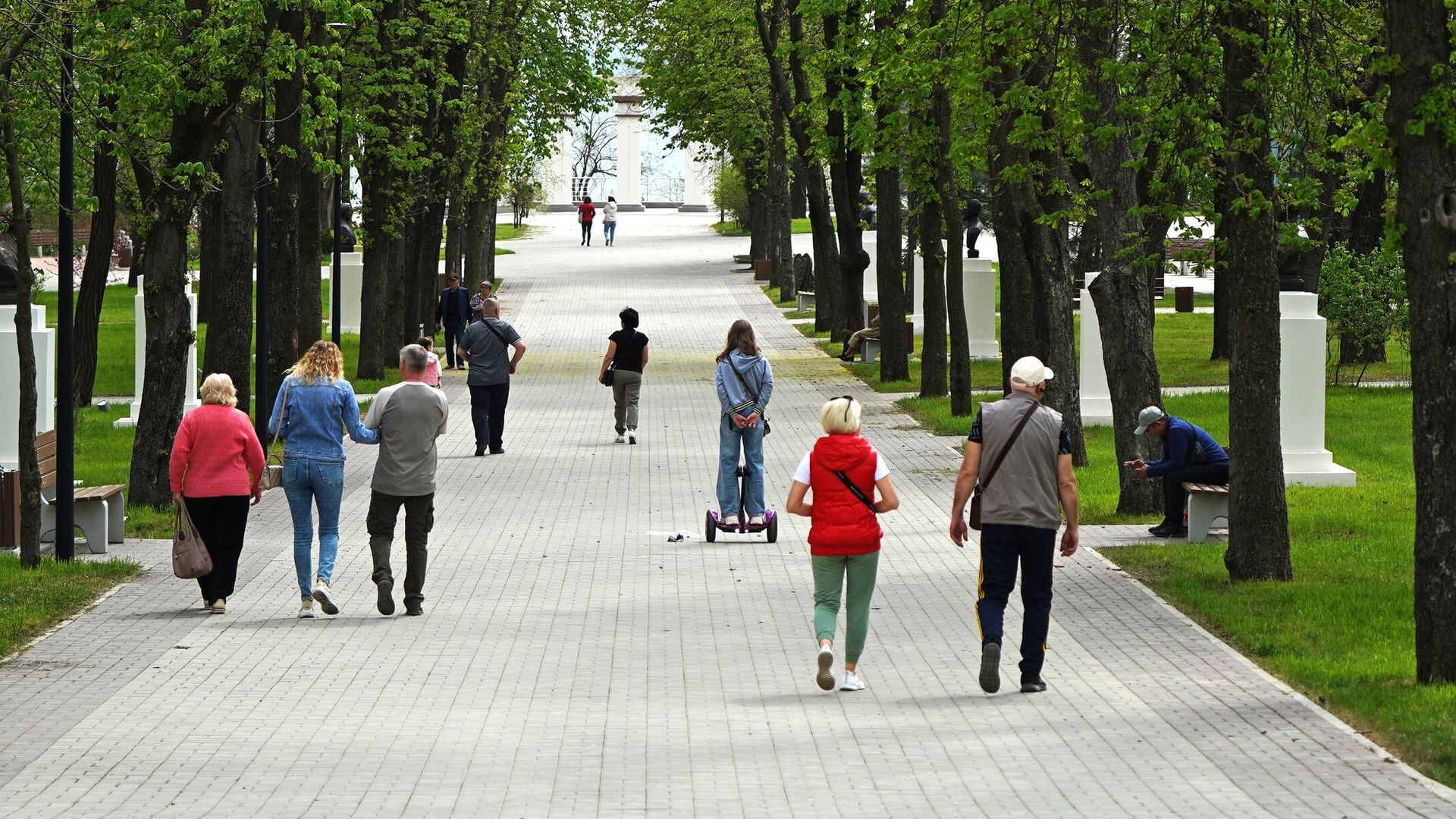 Отдыхающие в городском саду после реставрации в Мариуполе Отдыхающие в городском саду после реставрации в Мариуполе - РИА Новости, 1920, 28.05.2025