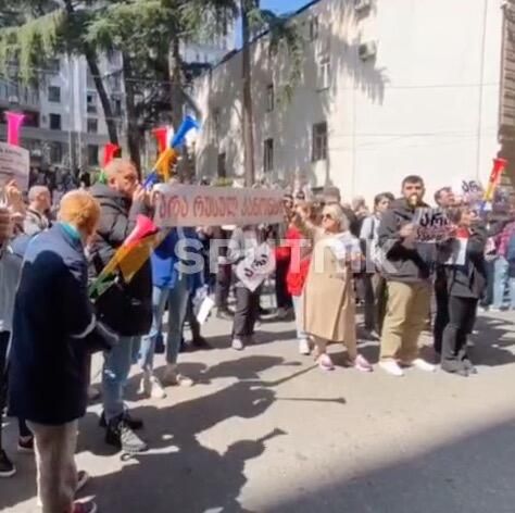 Акция против принятия закона об иноагентах проходит перед зданием парламента в Тбилиси Акция против принятия закона об иноагентах проходит перед зданием парламента в Тбилиси - РИА Новости, 1920, 15.04.2024