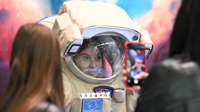 Выставка Россия. Примерка костюма и скафандра космонавта для гостей выставки Выставка Россия. Примерка костюма и скафандра космонавта для гостей выставки
