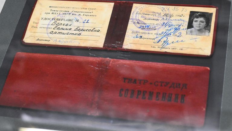 Удостоверение актрисы и режиссера Галины Волчек на открытии музея театра Современник в Москве Удостоверение актрисы и режиссера Галины Волчек на открытии музея театра Современник в Москве