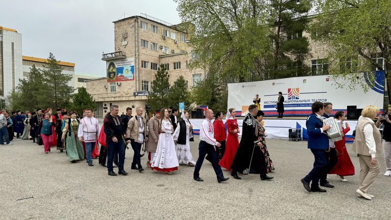 На церемонии открытия Первого Фестиваля национальных театров России в Элисте, 15 апреля 2024 года На церемонии открытия Первого Фестиваля национальных театров России в Элисте, 15 апреля 2024 года
