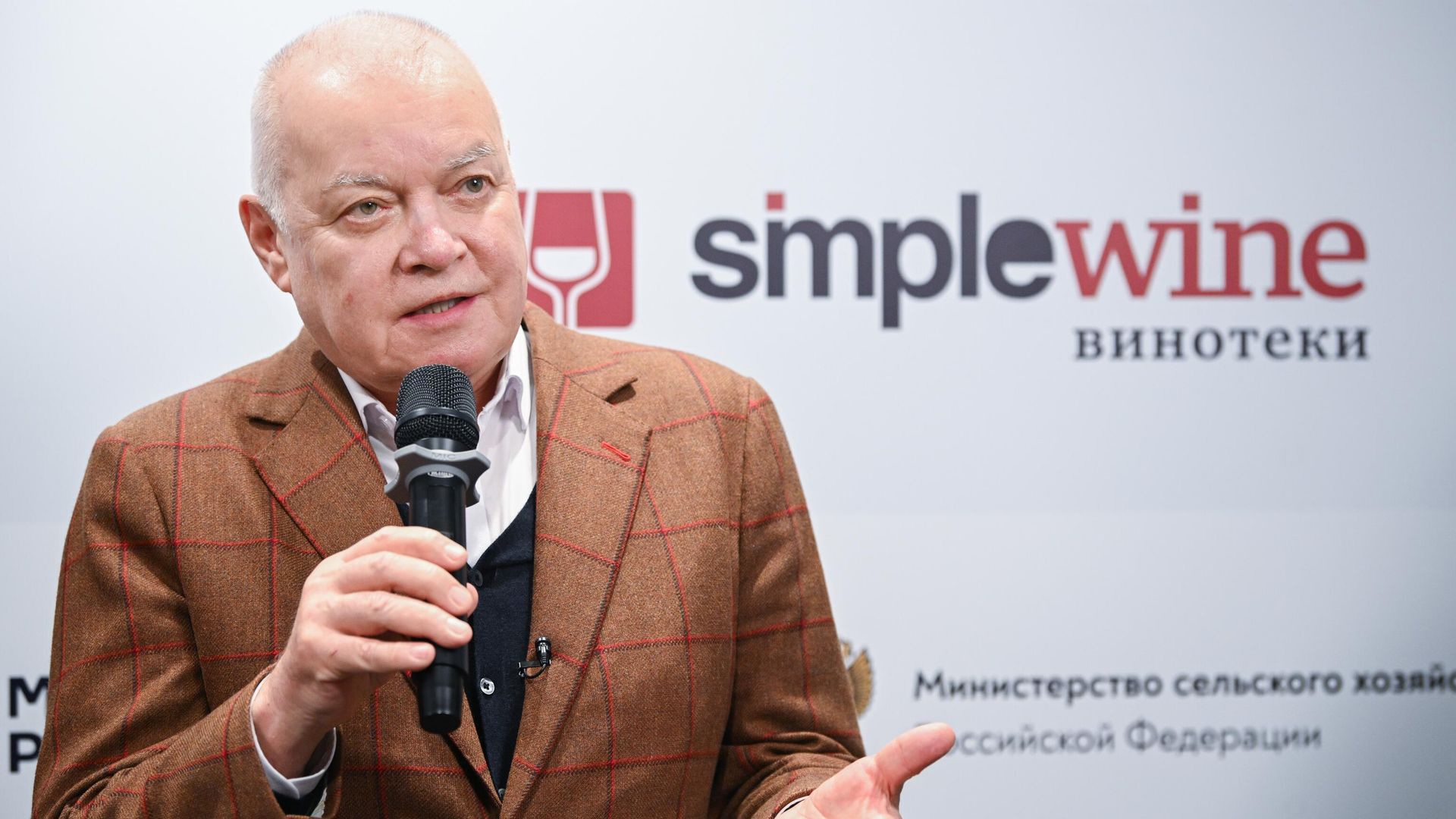 Председатель правления Ассоциации виноградарей и виноделов России, генеральный директор международной медиагруппы Россия сегодня Дмитрий Киселев выступает на церемонии открытия весеннего этапа всероссийской акции Дни российских вин Председатель правления Ассоциации виноградарей и виноделов России, генеральный директор международной медиагруппы Россия сегодня Дмитрий Киселев выступает на церемонии открытия весеннего этапа всероссийской акции Дни российских вин - РИА Новости, 1920, 15.04.2024