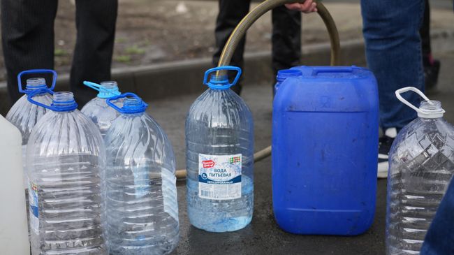 Жители Орска набирают воду из скважины Жители Орска набирают воду из скважины