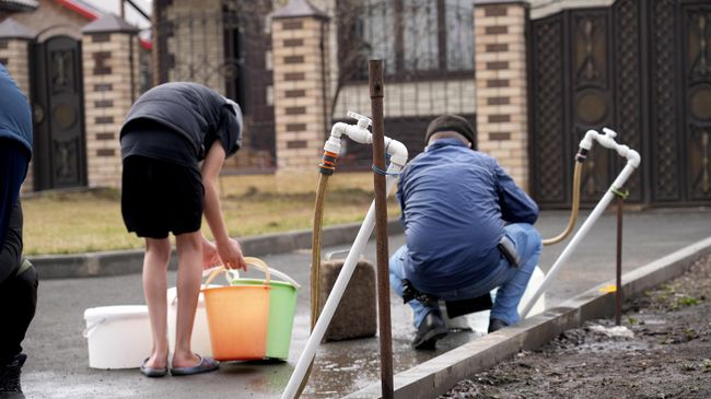 Жители Орска набирают воду Жители Орска набирают воду