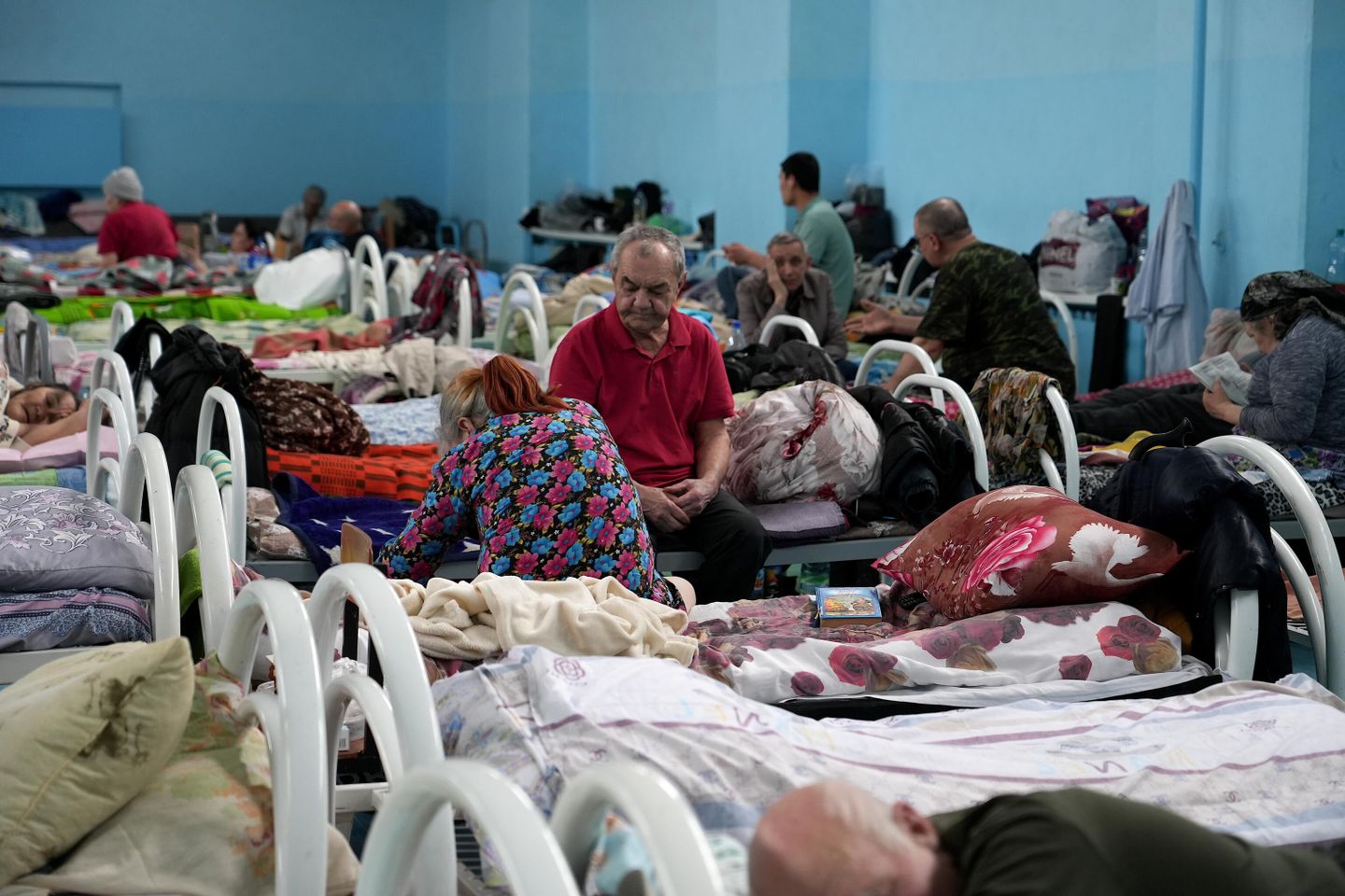 Люди в пункте временного размещения Люди в пункте временного размещения