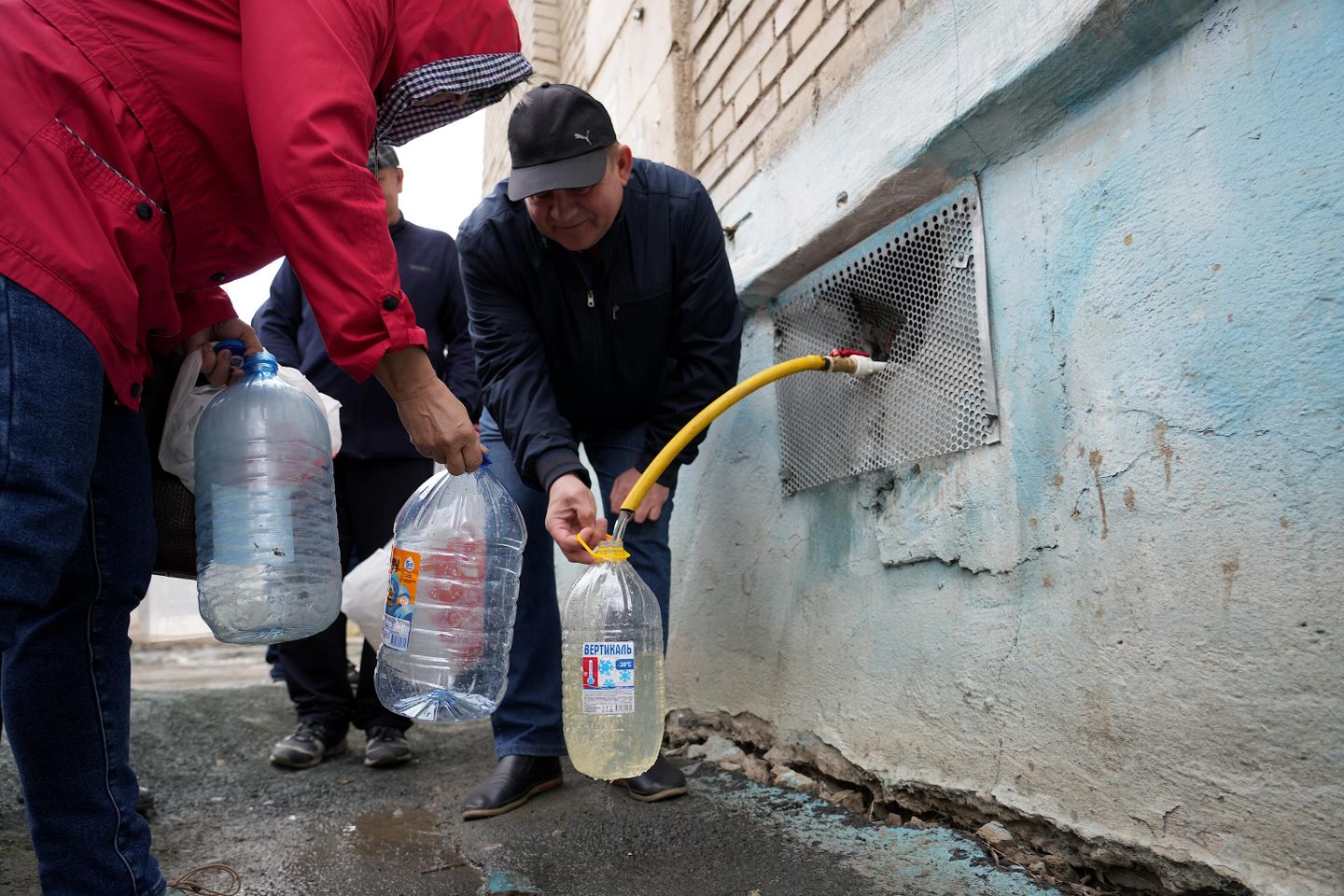 Местные жители набирают воду из подвалов Местные жители набирают воду из подвалов