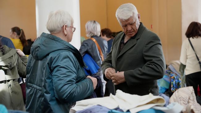 Пенсионеры выбирают вещи Пенсионеры выбирают вещи