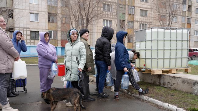 Очередь за водой на улице Комарова в Орске Очередь за водой на улице Комарова в Орске