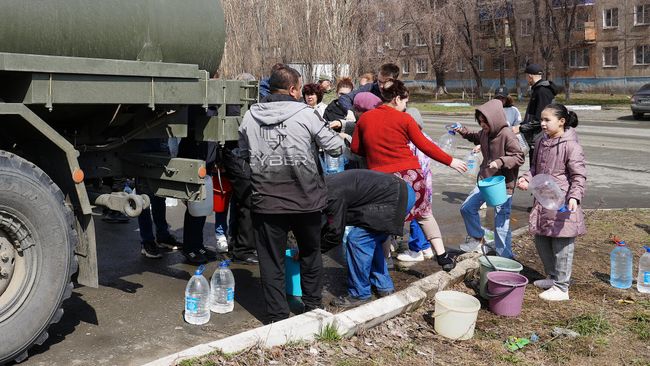 Питьевую воду развозят военные Питьевую воду развозят военные