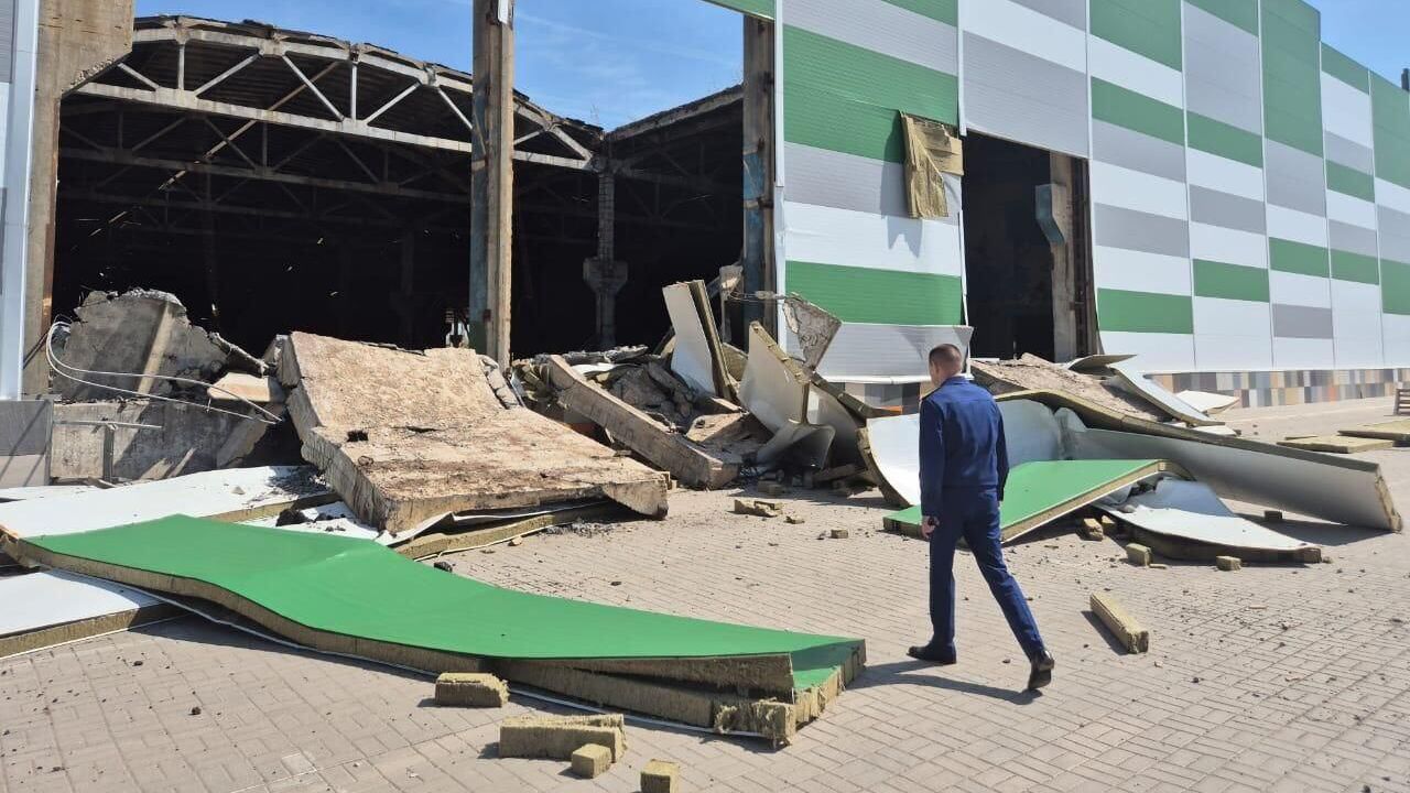 На месте частичного обрушения конструкции торгового комплекса в Волгограде На месте частичного обрушения конструкции торгового комплекса в Волгограде - РИА Новости, 1920, 16.04.2024