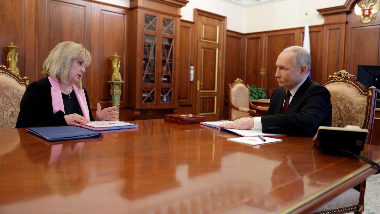Президент России Владимир Путин и председатель Центральной избирательной комиссии России Элла Памфилова во время встречи Президент России Владимир Путин и председатель Центральной избирательной комиссии России Элла Памфилова во время встречи - РИА Новости, 1920, 16.04.2024