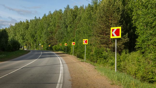 Знак направления поворота на дороге