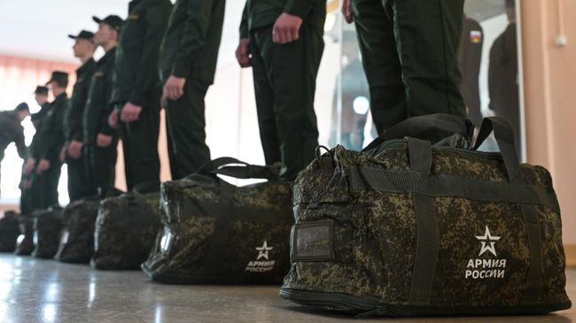 Призывники в сборном пункте военного комиссариата