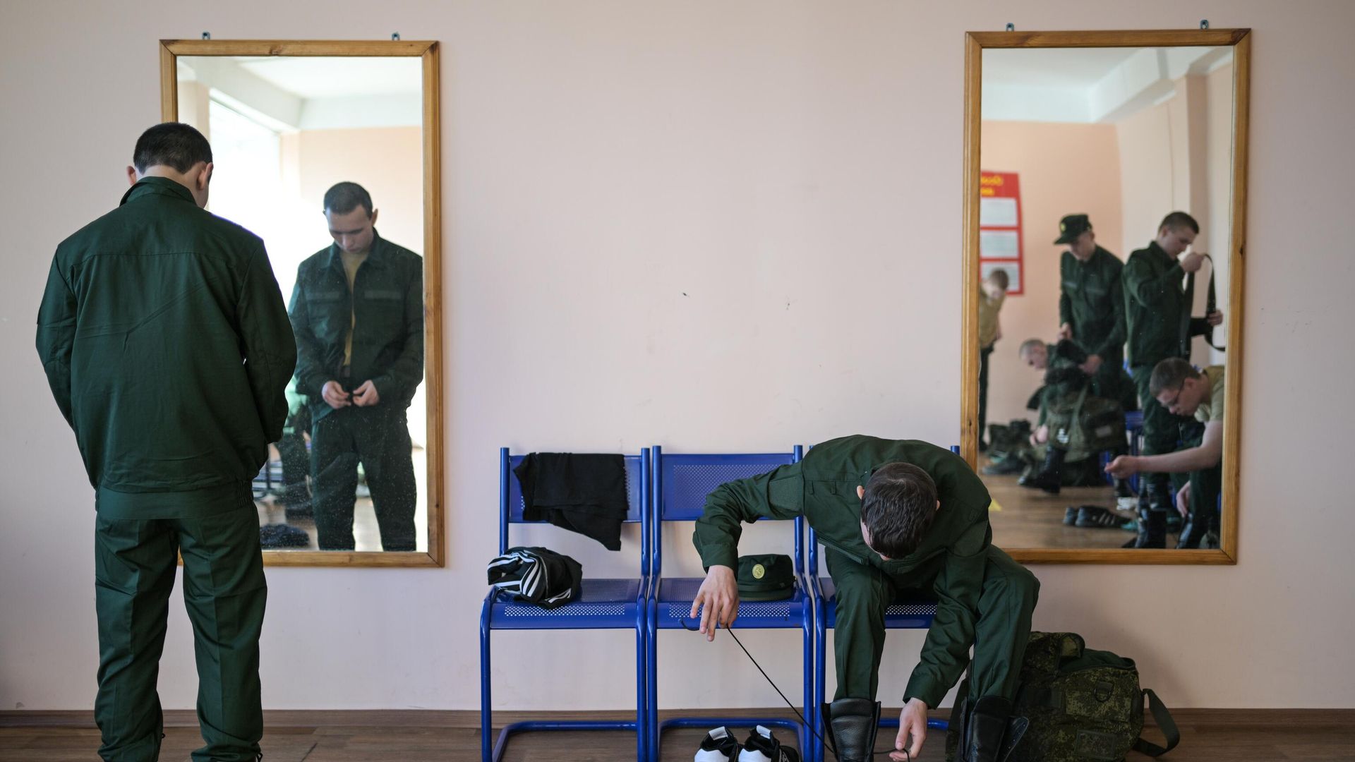 Призывники переодеваются в военную форму перед отправкой на военную службу Призывники переодеваются в военную форму перед отправкой на военную службу - РИА Новости, 1920, 22.09.2025