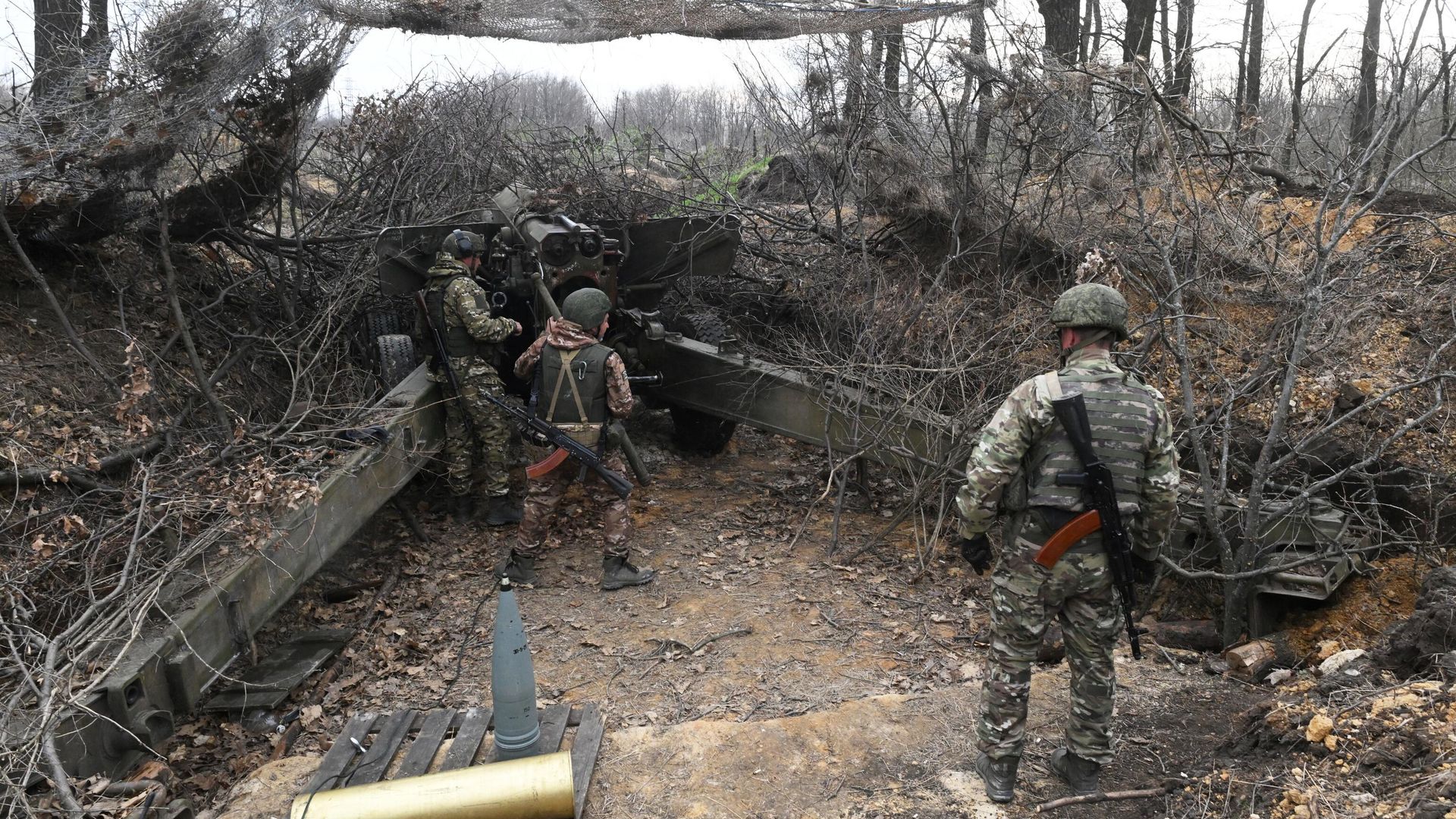 Военнослужащие ведут стрельбу из артиллерийского орудия Военнослужащие ведут стрельбу из артиллерийского орудия - РИА Новости, 1920, 14.07.2024