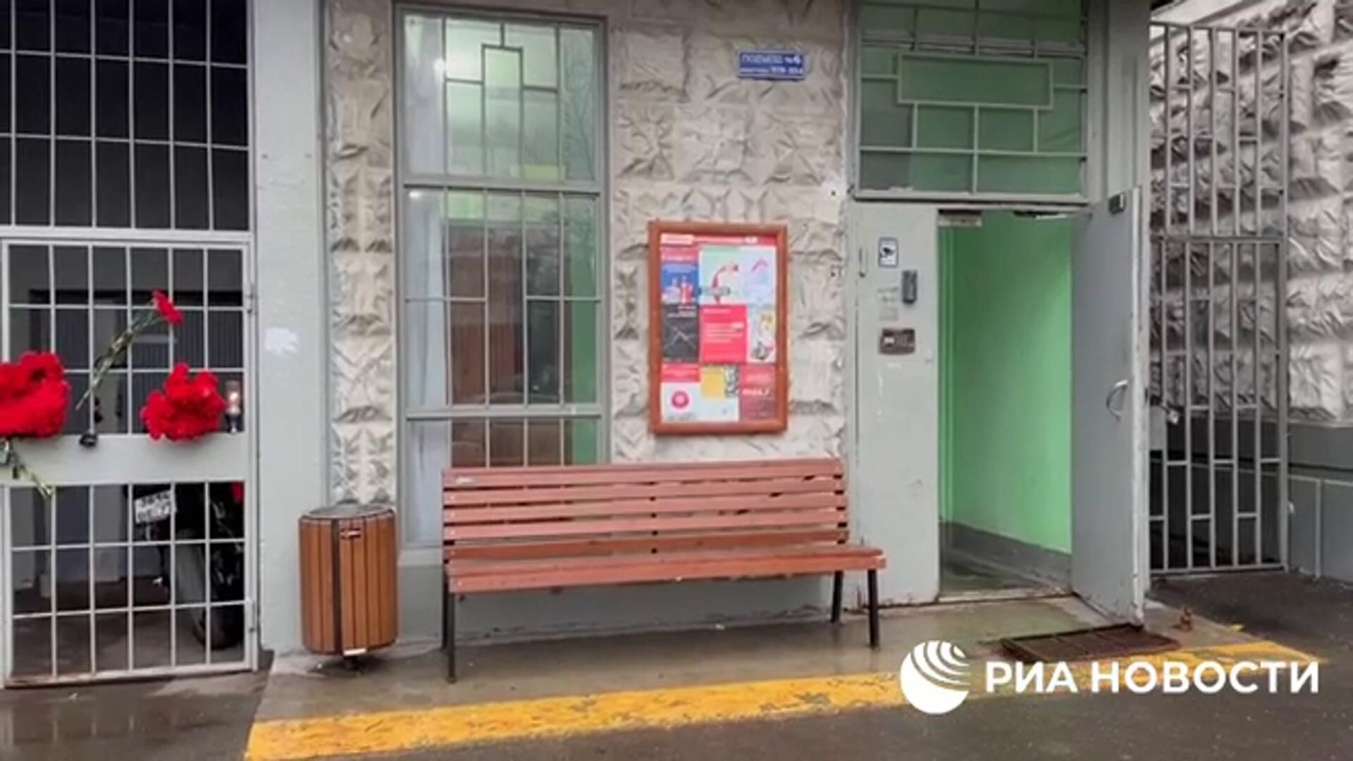 Цветы у дома убитого из-за парковки мужчины на юго-востоке Москвы Цветы у дома убитого из-за парковки мужчины на юго-востоке Москвы - РИА Новости, 1920, 18.04.2024