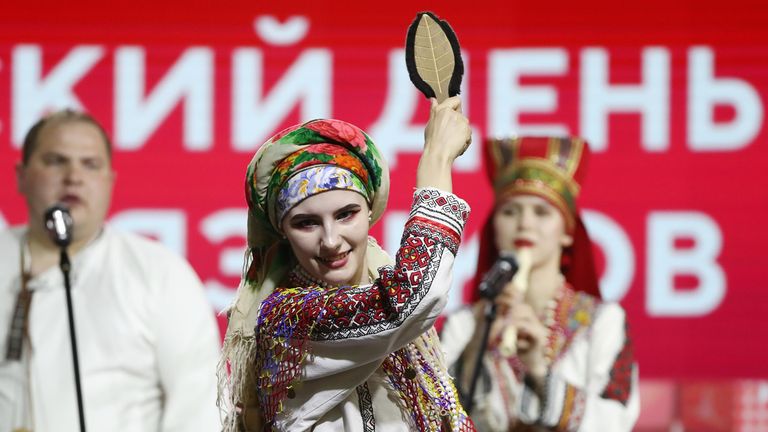 Выставка Россия. Выступление национальных ансамблей: этнографическая фольклорная группа Мерема и государственный ансамбль песни и танца Умарина Выставка Россия. Выступление национальных ансамблей: этнографическая фольклорная группа Мерема и государственный ансамбль песни и танца Умарина