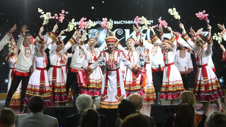 Выставка Россия. Выступление национальных ансамблей: этнографическая фольклорная группа Мерема и государственный ансамбль песни и танца Умарина Выставка Россия. Выступление национальных ансамблей: этнографическая фольклорная группа Мерема и государственный ансамбль песни и танца Умарина