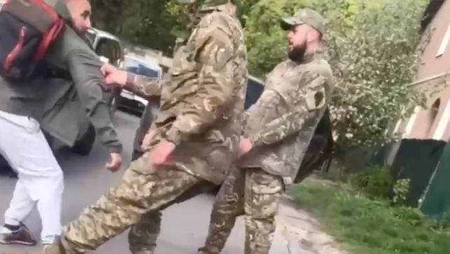 Насильная мобилизация мужчины во Львове Насильная мобилизация мужчины во Львове - РИА Новости, 1920, 19.04.2024