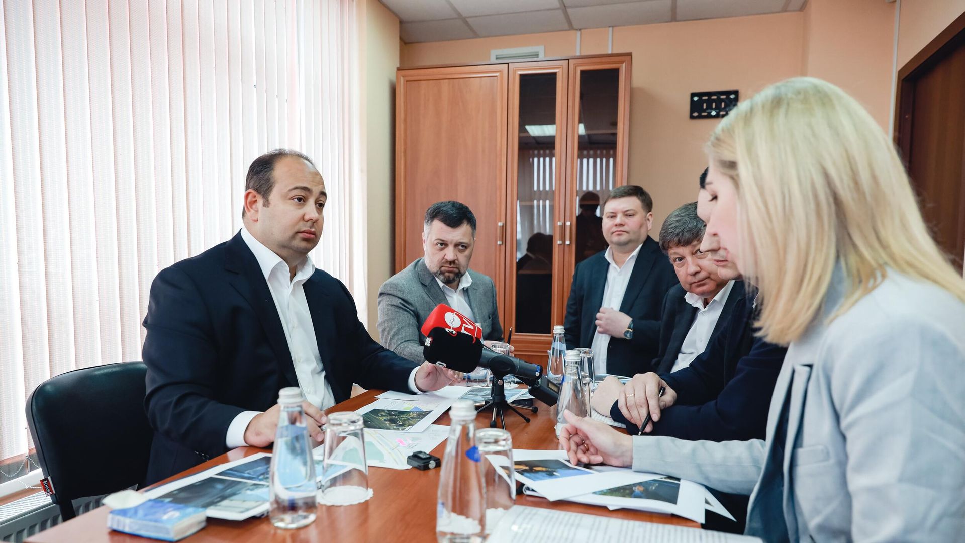 Глава Химок Дмитрий Волошин вместе с представителями городских служб и ресурсных организаций провел прием жителей в Луневском Глава Химок Дмитрий Волошин вместе с представителями городских служб и ресурсных организаций провел прием жителей в Луневском - РИА Новости, 1920, 19.04.2024
