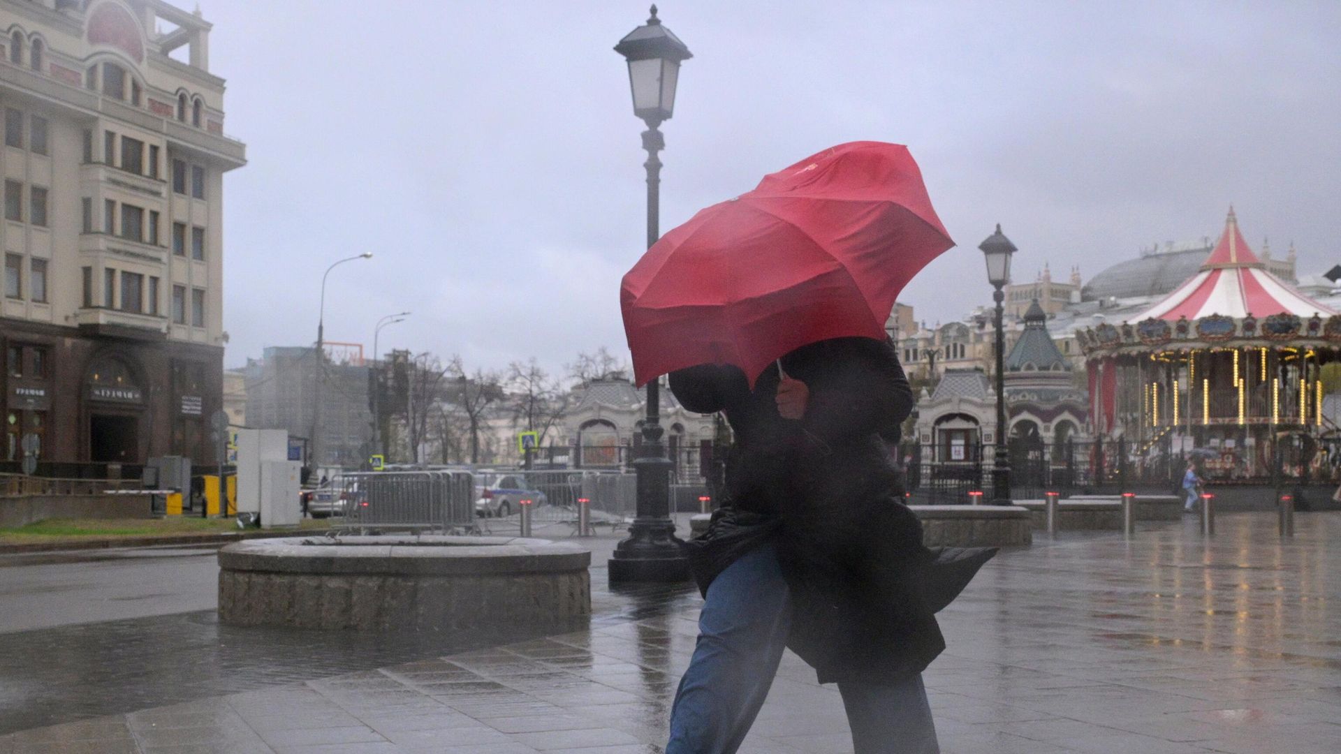 Шквалистый ветер и ливень в Москве Шквалистый ветер и ливень в Москве - РИА Новости, 1920, 20.06.2024