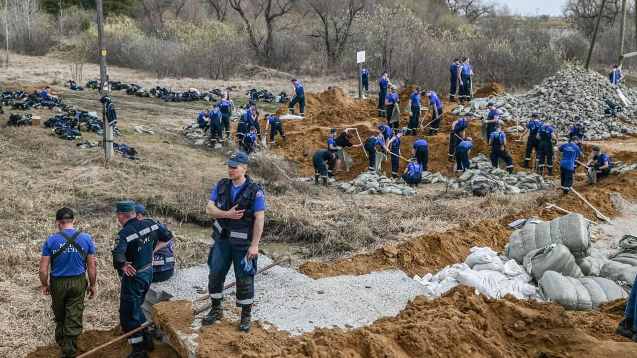 Строительство насыпей для защиты населенных пунктов в Тюменской области Строительство насыпей для защиты населенных пунктов в Тюменской области - РИА Новости, 1920, 25.04.2024