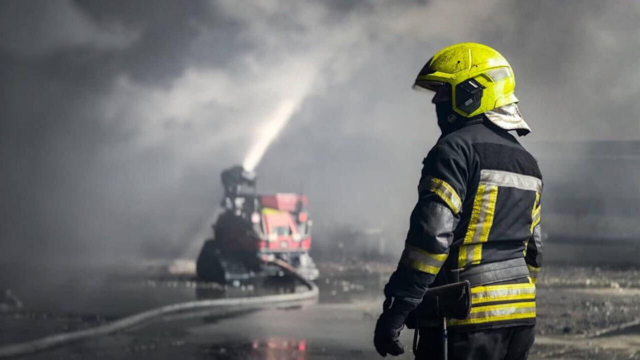 Сотрудник ГСЧС Украины во время тушения пожара Сотрудник ГСЧС Украины во время тушения пожара - РИА Новости, 1920, 17.09.2024