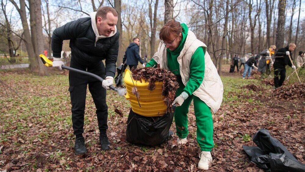 Субботник в парке Сокольники в Москве Субботник в парке Сокольники в Москве - РИА Новости, 1920, 21.04.2024