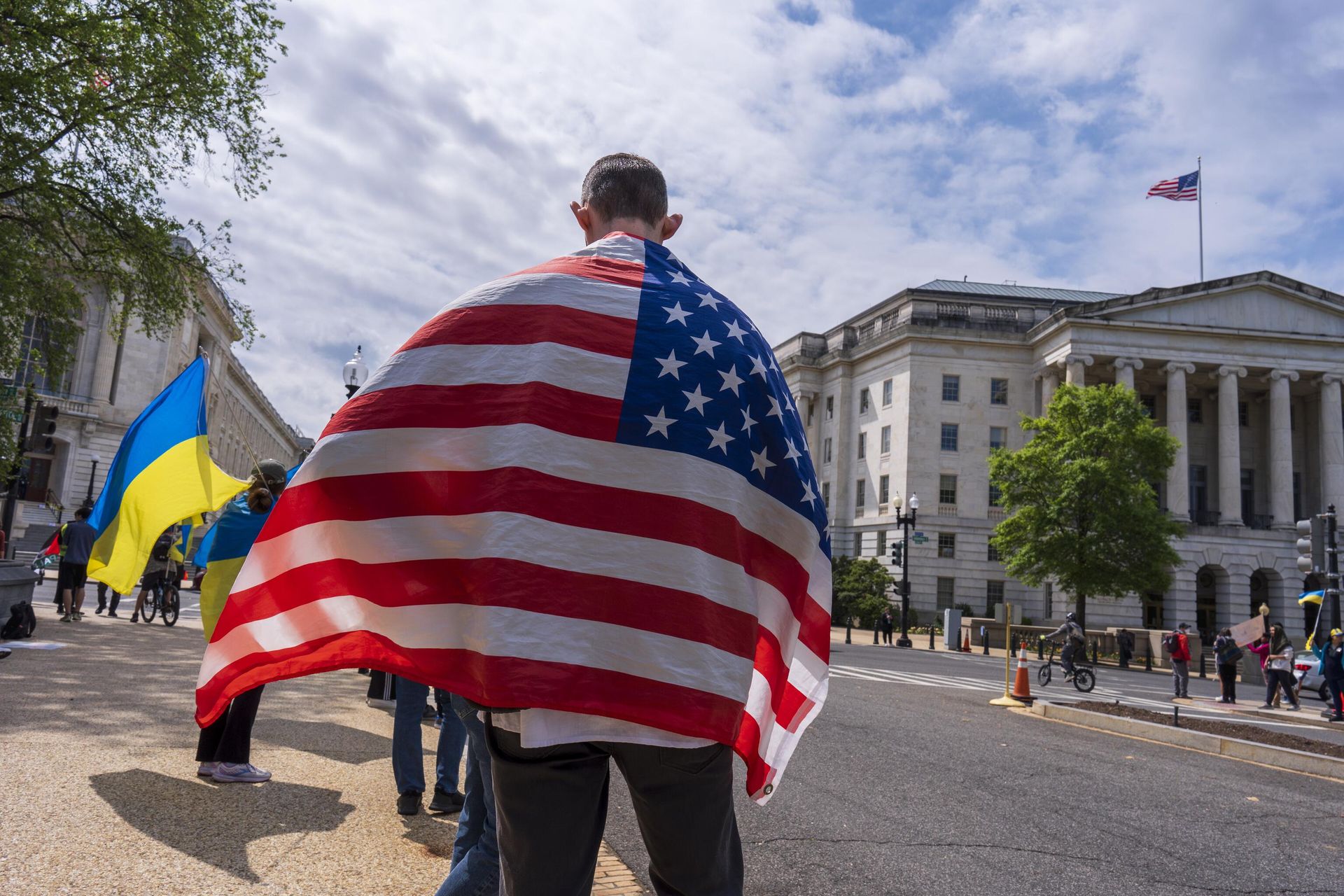 Активисты с флагами Украины и США проводят демонстрацию возле Капитолия в Вашингтоне Активисты с флагами Украины и США проводят демонстрацию возле Капитолия в Вашингтоне - РИА Новости, 1920, 21.10.2024
