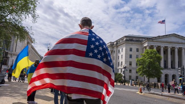 Активисты с флагами Украины и США