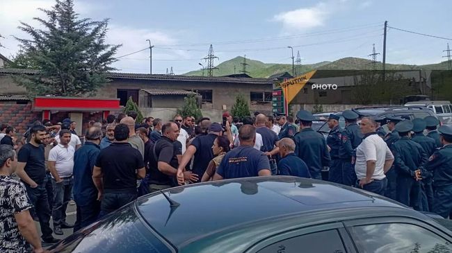 Жители Тавушского района Армении на участке трассы М6 Воскепар-Киранц