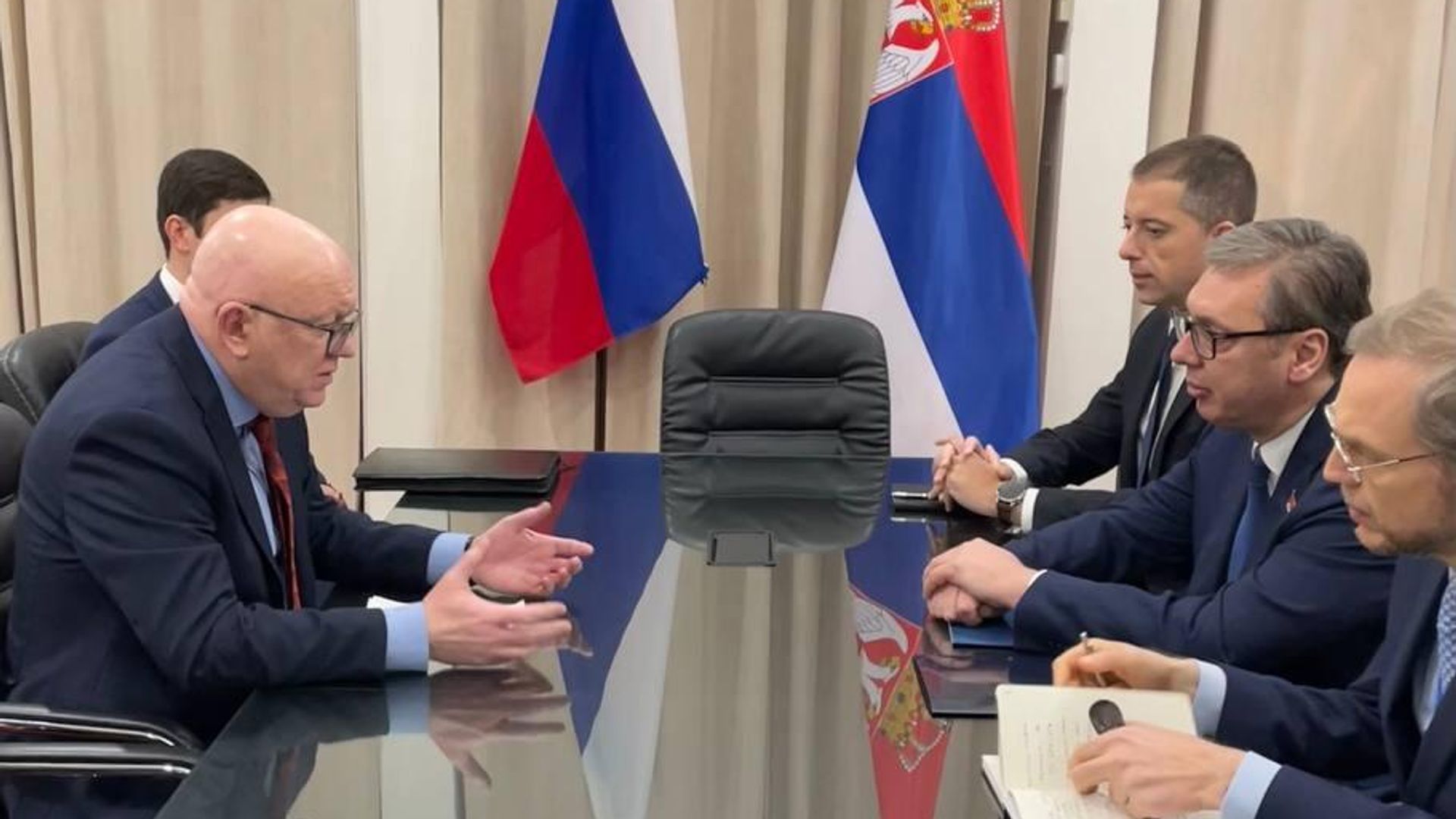 Постоянный представитель Российской Федерации при ООН Василий Небензя во время встречи с Президентом Республики Сербской Александром Вучичем. 23 апреля 2024 Постоянный представитель Российской Федерации при ООН Василий Небензя во время встречи с Президентом Республики Сербской Александром Вучичем. 23 апреля 2024 - РИА Новости, 1920, 23.04.2024