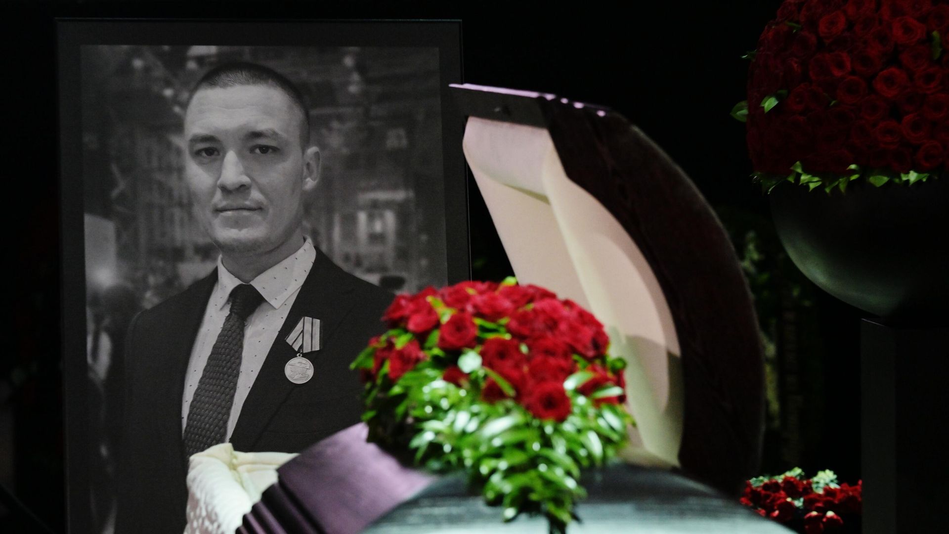 На церемонии прощания с погибшим в зоне СВО военкором Известий Семеном Ереминым в МИЦ Известия - РИА Новости, 1920, 13.01.2026