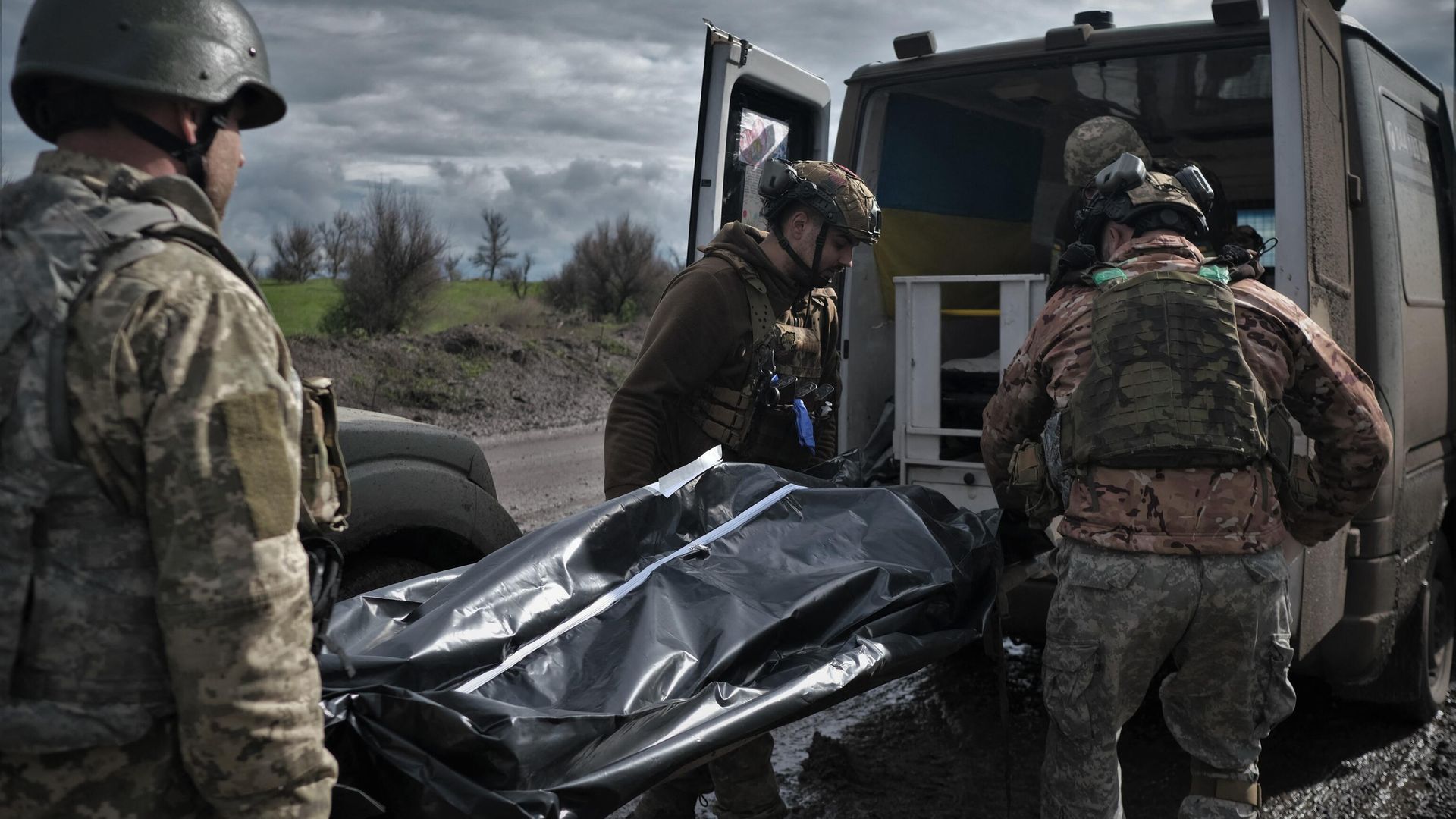 Украинские военные переносят тело погибшего в Донецкой области Украинские военные переносят тело погибшего в Донецкой области - РИА Новости, 1920, 23.04.2024