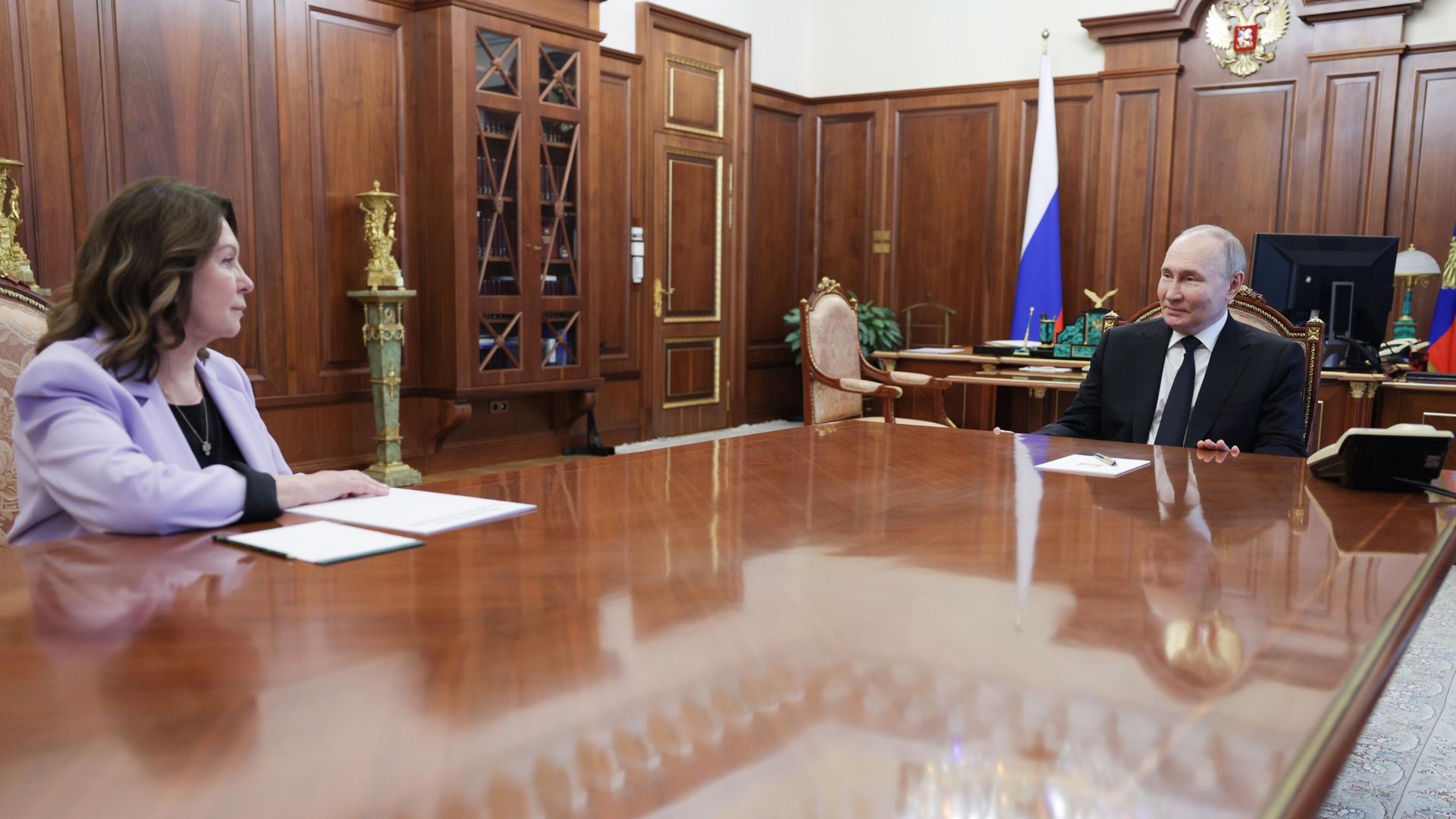 Президент РФ Владимир Путин и председатель Верховного суда РФ Ирина Подносова во время встречи Президент РФ Владимир Путин и председатель Верховного суда РФ Ирина Подносова во время встречи - РИА Новости, 1920, 23.04.2024