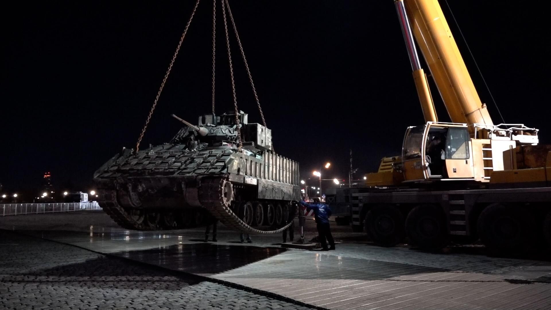 Транспортировка трофейного танка Leopard на Поклонную гору Транспортировка трофейного танка Leopard на Поклонную гору - РИА Новости, 1920, 24.04.2024