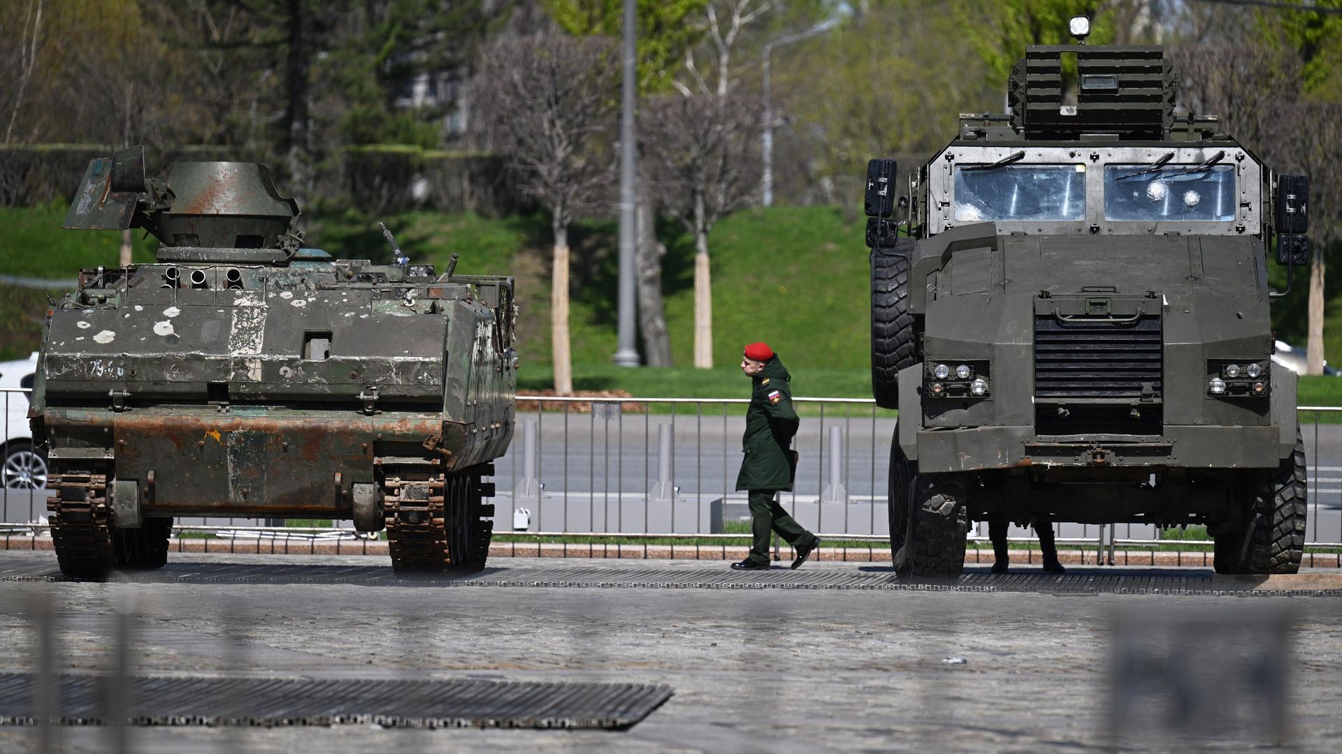БТР М-113 и бронеавтомобиль MRAP BMC Kirpi 4x4, захваченные российскими военнослужащими в ходе спецоперации, на Поклонной горе в Москве БТР М-113 и бронеавтомобиль MRAP BMC Kirpi 4x4, захваченные российскими военнослужащими в ходе спецоперации, на Поклонной горе в Москве - РИА Новости, 1920, 30.04.2024