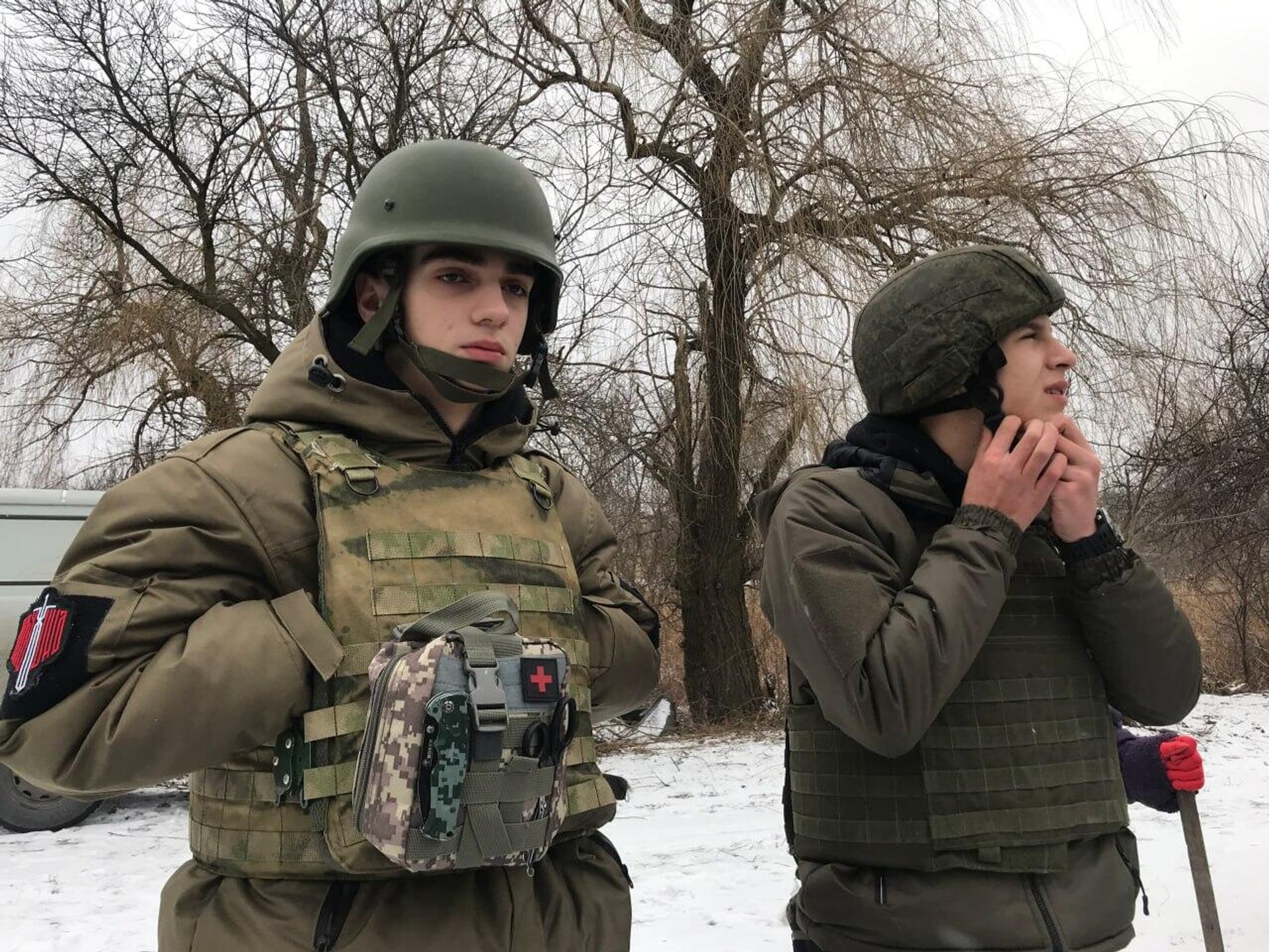 Егор (справа) вместе с другим волонтером