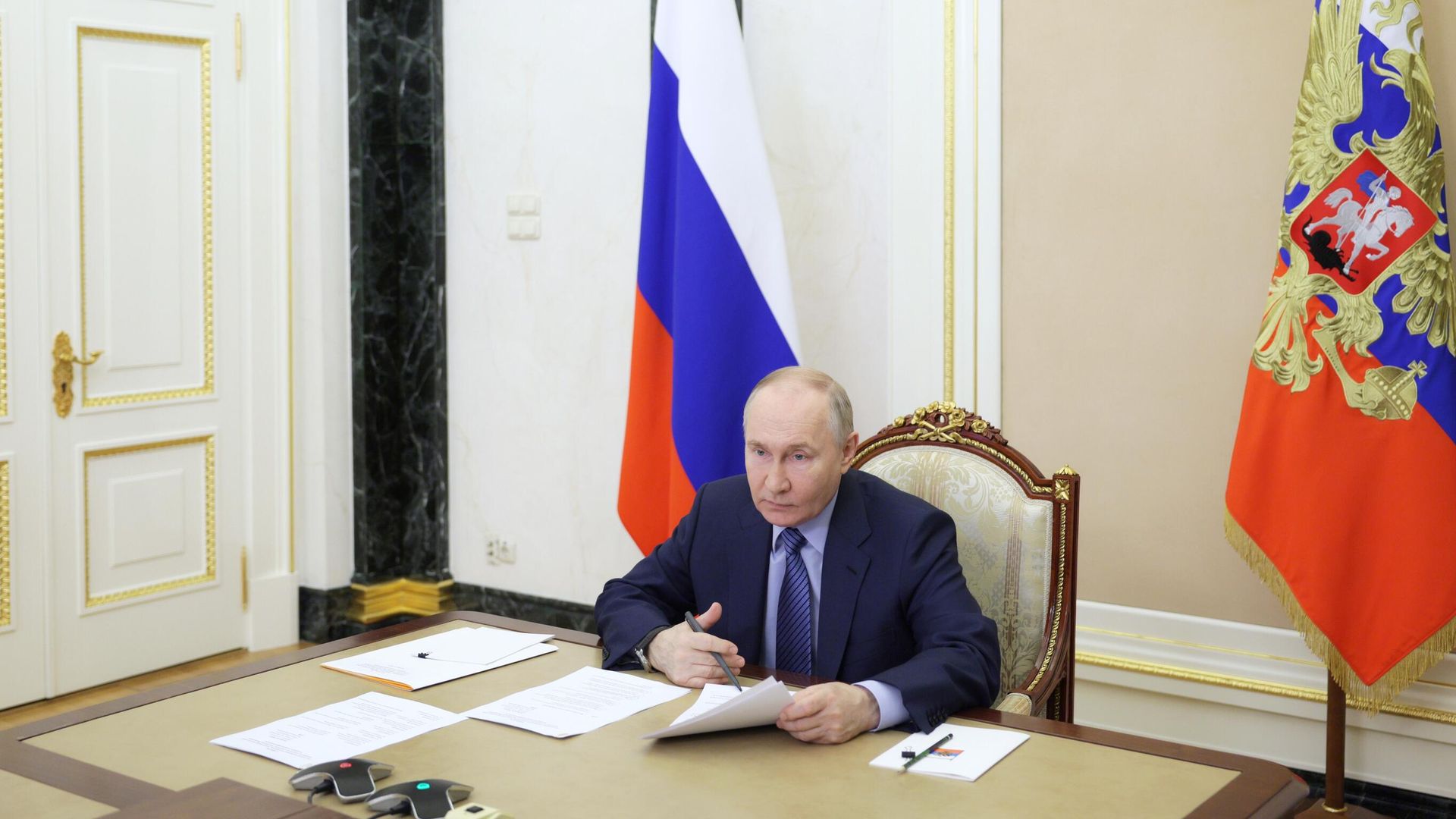 Президент России Владимир Путин в режиме видеоконференции проводит совещание по вопросам ликвидации последствий паводков в Оренбургской, Курганской и Тюменской областях Президент России Владимир Путин в режиме видеоконференции проводит совещание по вопросам ликвидации последствий паводков в Оренбургской, Курганской и Тюменской областях - РИА Новости, 1920, 24.04.2024