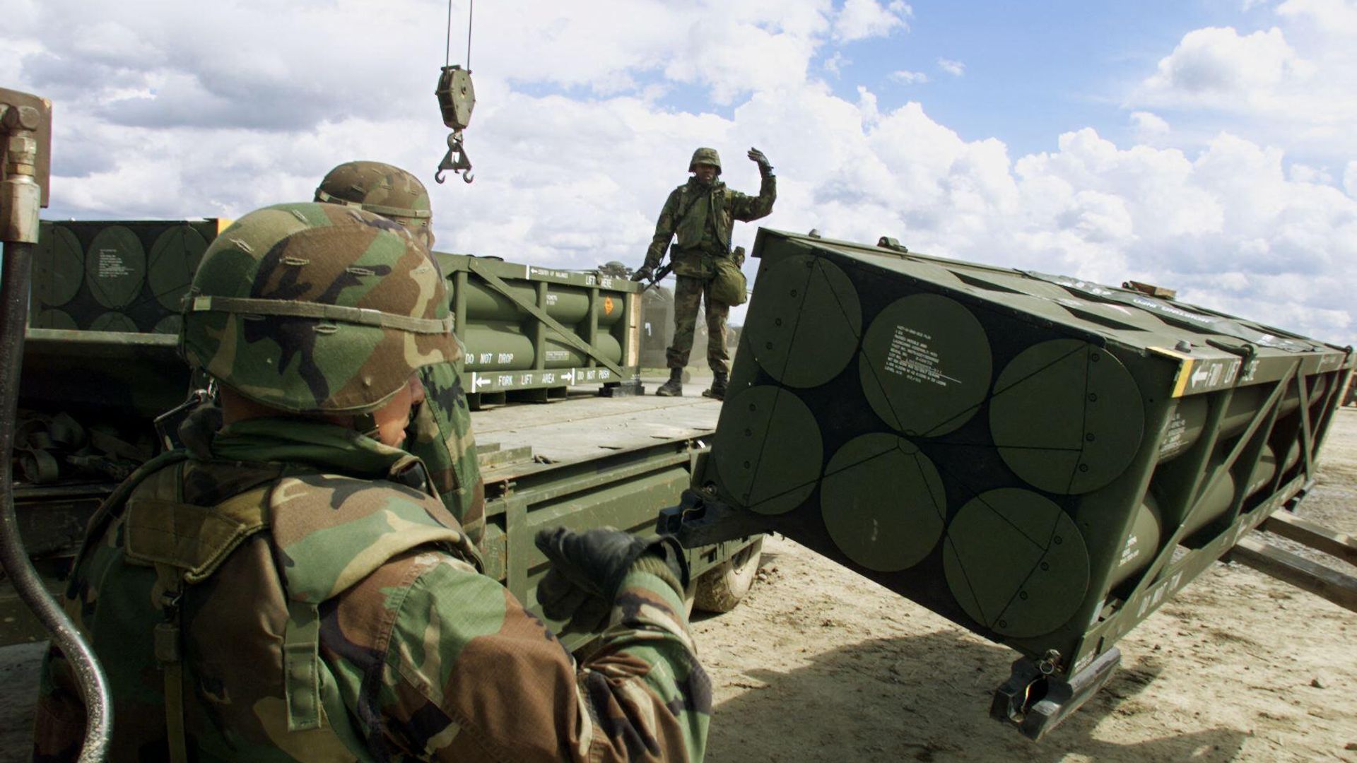 Военнослужащие армии США во время погрузки ракет ATACMS Военнослужащие армии США во время погрузки ракет ATACMS - РИА Новости, 1920, 24.04.2024